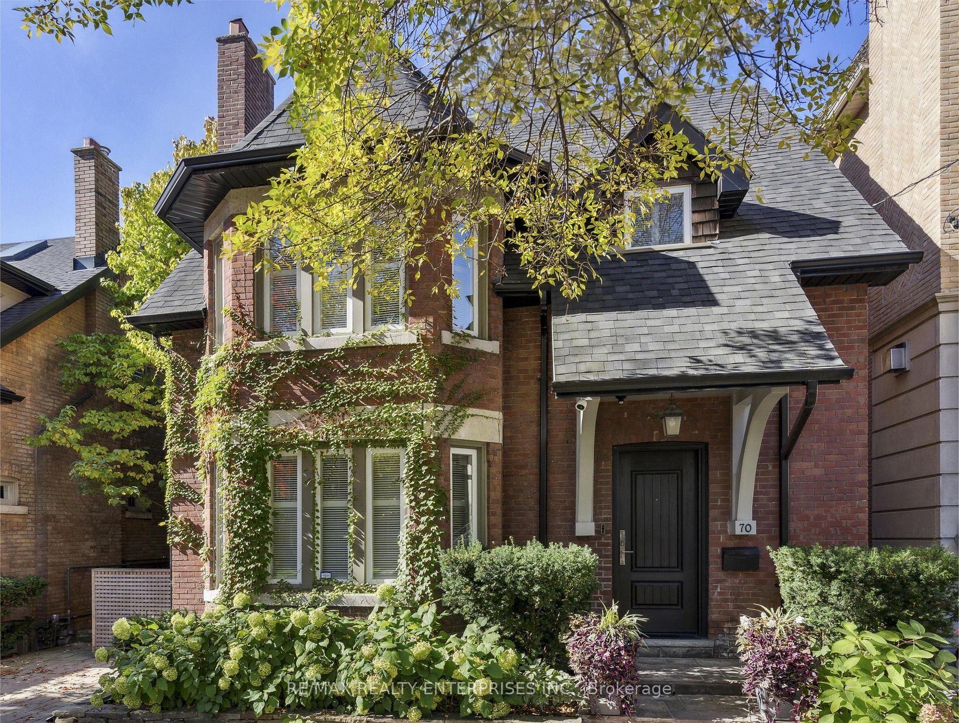 2 1/2 Storey in Toronto