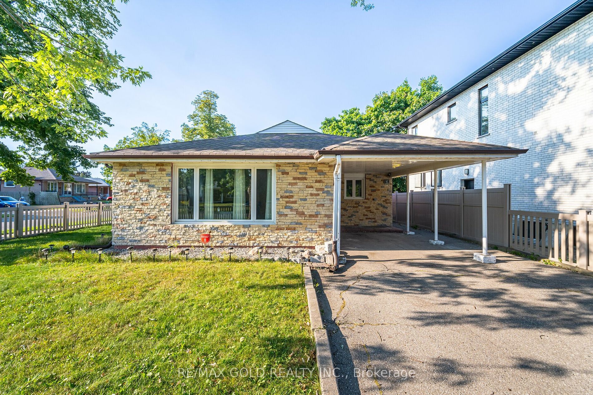 Bungalow in Toronto