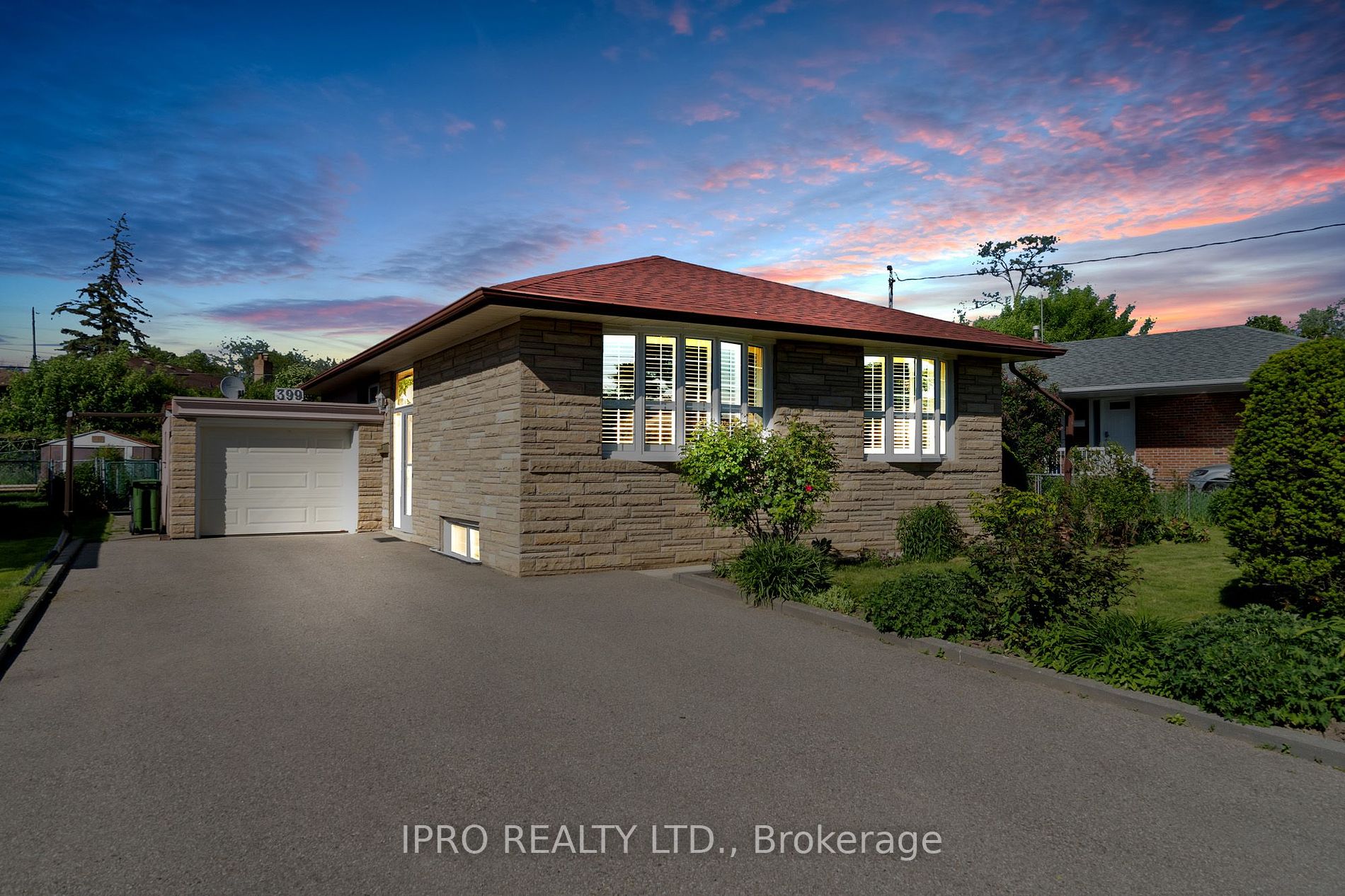 Bungalow in Toronto