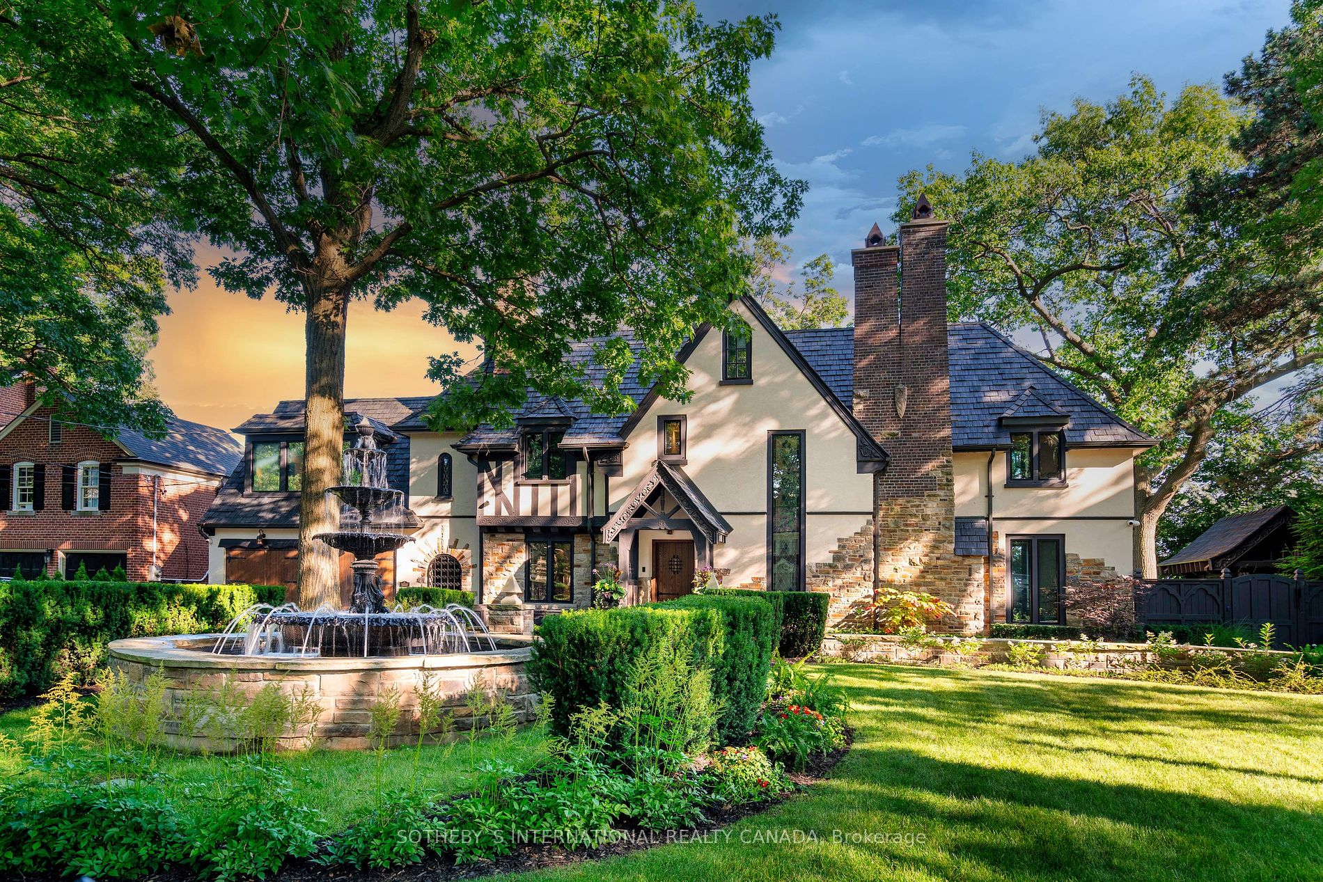 2 1/2 Storey in Toronto