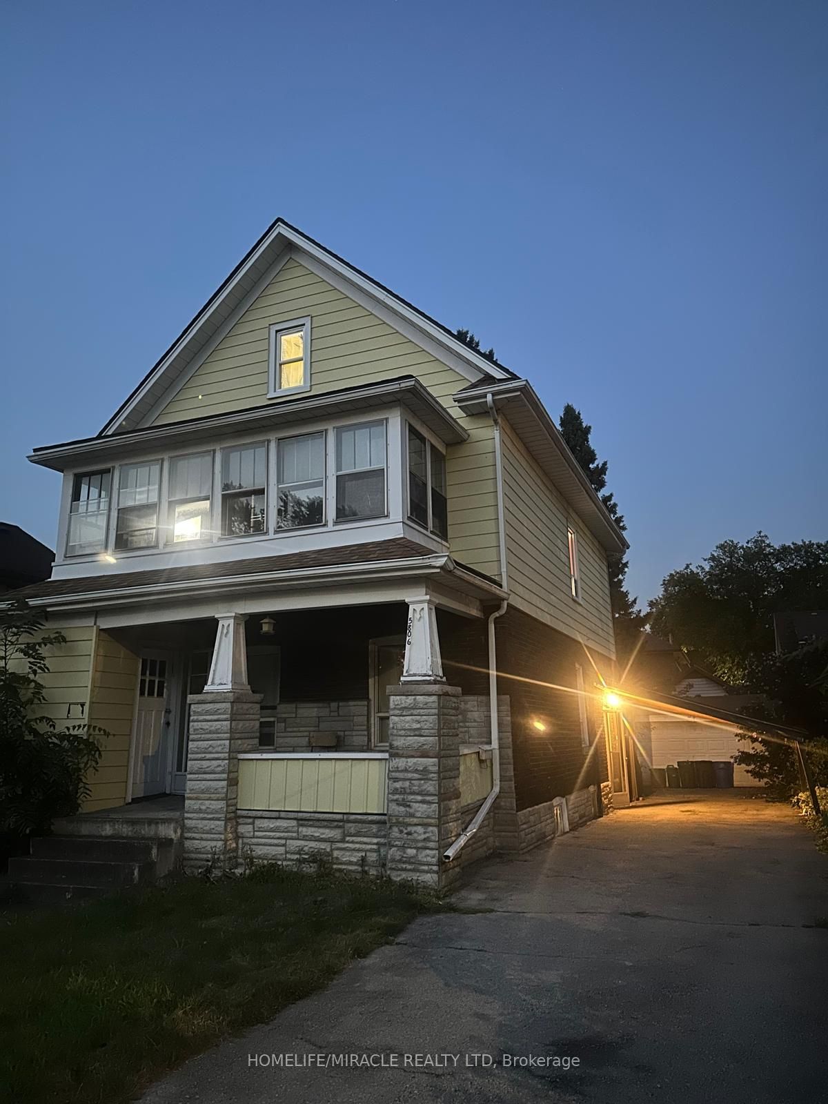 2 1/2 Storey in Niagara